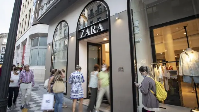 <p> Gente de compras por las calles de Sevilla. Fuente: Twitter </p>