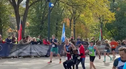 <p> Ayudando a otro corredor en la marat&oacute;n de Nueva York. Fuente: TikTok </p>