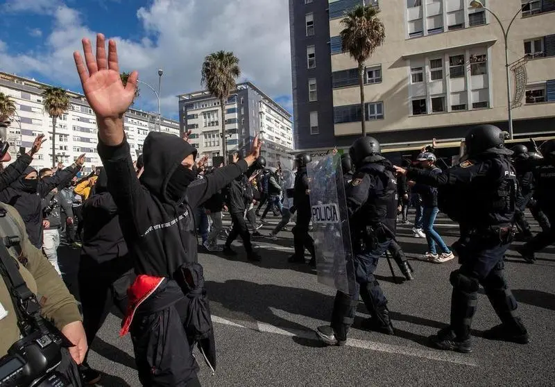 <p> Manifestaci&oacute;n de la Huelga del Metal en C&aacute;diz que acabaron en disturbios y cargas policiales contra los manifestantes </p>