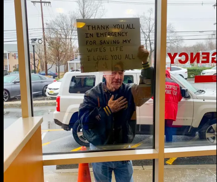 <p> El hombre agradece la labor de los sanitarios. FACEBOOK </p>