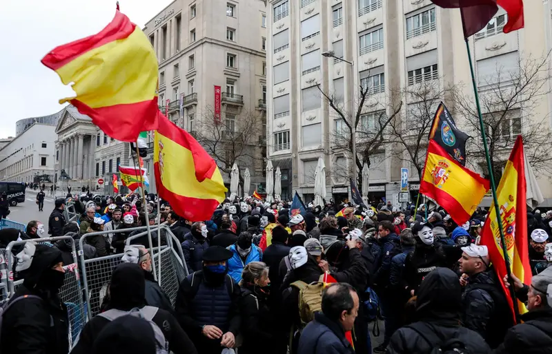 <p> Archivo - Manifestantes convocados por Jusapol en marzo de 2020 frente al Congreso de los Diputados para pedir equiparaci&oacute;n salarial - Jes&uacute;s Hell&iacute;n - Europa Press - Archivo </p>