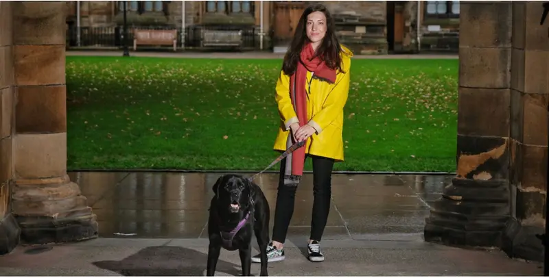 <p> La investigadora junto a su mascota </p>