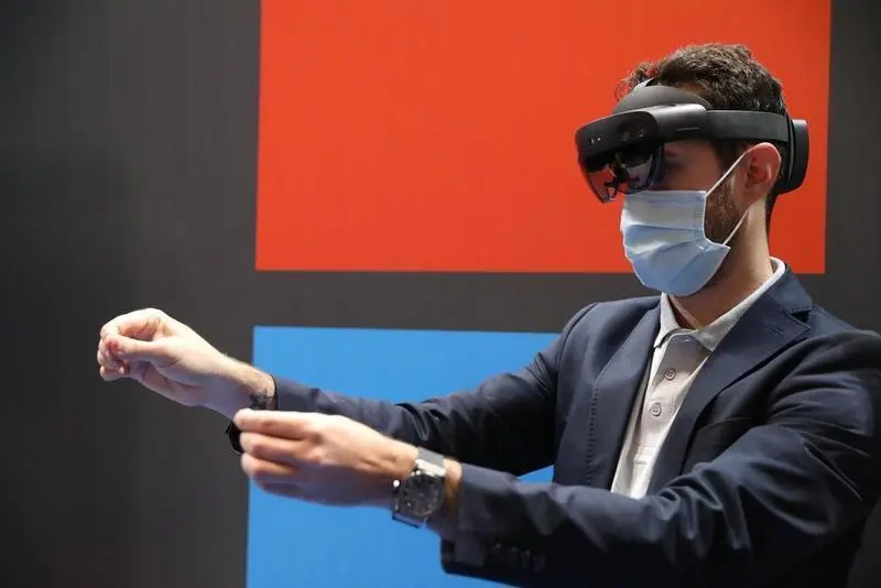 <p> Un joven observa con unas gafas de realidad virtual en el Tech Show en la Feria de Madrid, Ifema, a 28 de octubre de 2021, en Madrid </p>