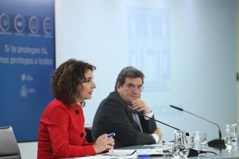<p> La ministra de Hacienda, Mar&iacute;a Jes&uacute;s Montero, y el ministro de Inclusi&oacute;n, Seguridad Social y Migraciones, Jos&eacute; Luis Escriv&aacute; intervienen durante la rueda de prensa posterior a un Consejo de Ministros </p>