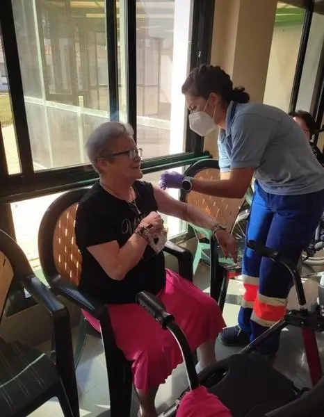 <p> Administraci&oacute;n de la tercera dosis de la vacuna contra en Covid-19 en residencias. </p>