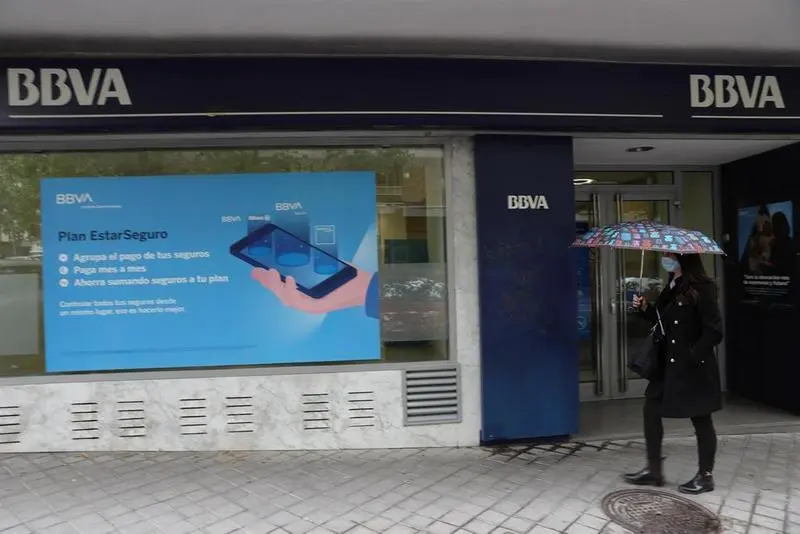 <p> Una persona pasa por delante de la puerta de una Oficina de BBVA en Madrid&rsquo;, a 22 de abril de 2021, en Madrid (Espa&ntilde;a). </p>