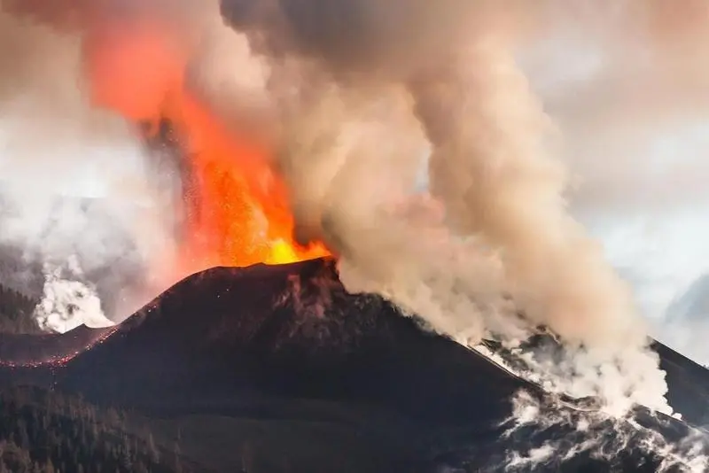<p> Volc&aacute;n de Cumbre Vieja, a 19 de noviembre de 2021, en La Palma, Santa Cruz de Tenerife, Canarias (Espa&ntilde;a). El volc&aacute;n presenta actualmente tres frentes activos, uno que va desde Monta&ntilde;a Rajada al norte de Monta&ntilde;a Cogote </p>