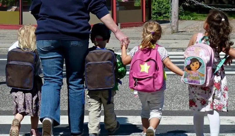 <p> Archivo - Imagen de archivo de un grupo de ni&ntilde;os yendo al colegio (educaci&oacute;n, menores, colegio, inicio del curso) - GOBIERNO DE CANARIAS - Archivo </p>