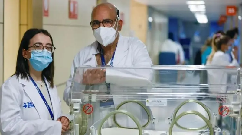 <p> Noelia Ru&iacute;z y el doctor Castillo, juntos 24 a&ntilde;os despu&eacute;s. </p>