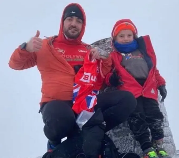 <p> Albie junto a su padre </p>