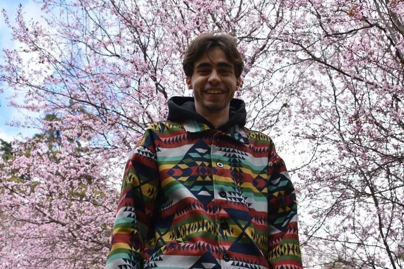 S&iacute;, ese chico de arriba soy yo. Pero lo importante es que te quedes con la chaqueta mientras lees el art&iacute;culo.