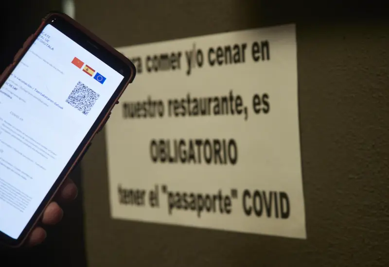 <p> Una persona muestra su certificado de vacunaci&oacute;n contra el Covid-19, a 27 de noviembre de 2021, en Pamplona, Navarra (Espa&ntilde;a). El pasaporte Covid se convierte en requisito para entrar a determinados y eventos en Navarra desde este s&aacute;bado. La medida estar&aacute; - Eduardo Sanz - Europa Press </p>