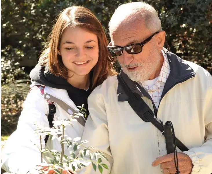 <p> Una voluntaria de la ONCE acompa&ntilde;a a una persona ciega - ONCE </p>