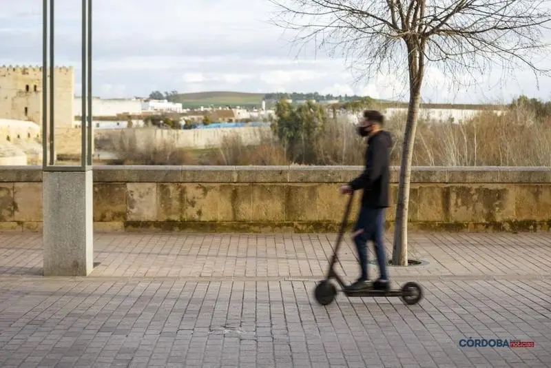 <p> Chico en patinete el&eacute;ctrico. / Jos&eacute; Le&oacute;n. </p>