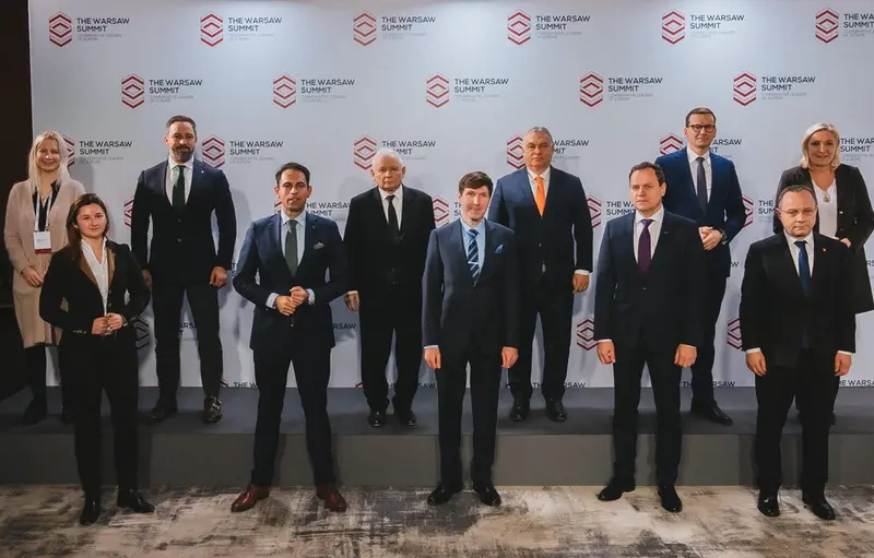 <p> El presidente de Vox, Santiago Abascal, asiste a la cumbre en Varsovia junto a los primeros ministros de Polonia y Hungr&iacute;a y otros dirigentes - VOX </p>