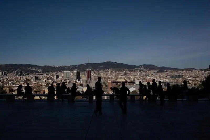 <p> Varias personas observan las vistas de Barcelona desde el Museo Nacional d&rsquo;Art de Catalunya (MNAC), en Barcelona, Catalunya (Espa&ntilde;a), a 11 de febrero de 2021 </p>