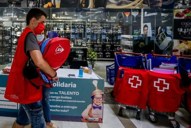 <p> Un voluntario de Cruz Roja participa en la XIII edici&oacute;n de la campa&ntilde;a de recogida de material escolar a favor de la infancia en riesgo social, promovida por la Fundaci&oacute;n Solidaridad Carrefour y Cruz Roja, en el Carrefour de Majadahonda </p>