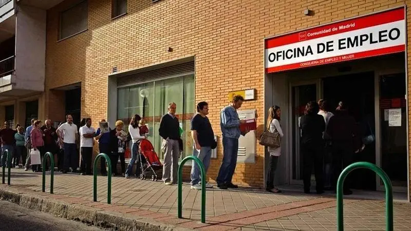 <p> Cola de la Oficina de Empleo de la Comunidad de Madrid </p>