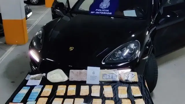 <p> Im&aacute;genes del dinero y la cocaina que ocultaba el detenido </p>