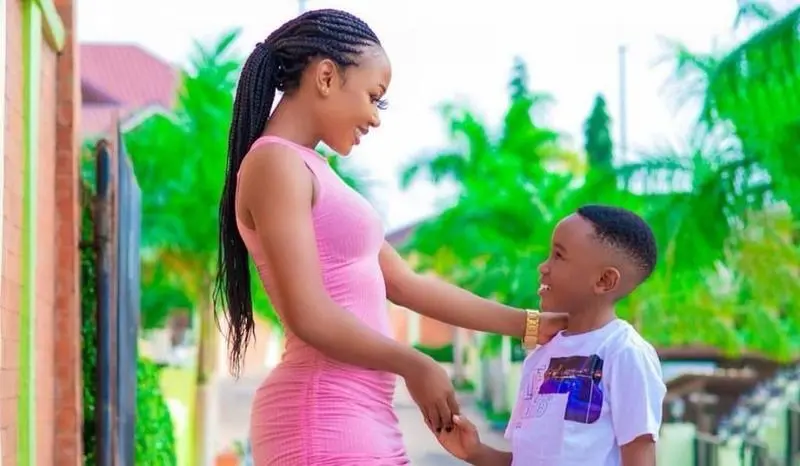 <p> La actriz Akuapem Poloo junto a su hijo de 7 a&ntilde;os </p>