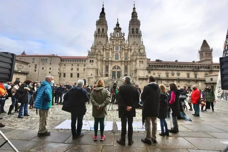 <p> Los j&oacute;venes en su llegaada a la Plaza del Obradoiro, en Santiago de Compostela </p>