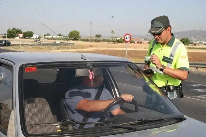 <p> Agente de la DGT en un control. </p>