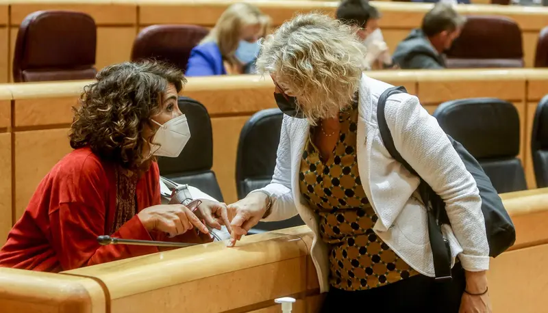 <p> Archivo - La ministra de Hacienda, Mar&iacute;a Jes&uacute;s Montero (i), mantiene una conversaci&oacute;n con la senadora de ERC, Mireia Cort&eacute;s (d), durante una sesi&oacute;n de control al Gobierno en el Senado, a 2 de noviembre de 2021, en Madrid, (Espa&ntilde;a). Las medidas para frenar - Ricardo Rubio - Europa Press - Archivo </p>