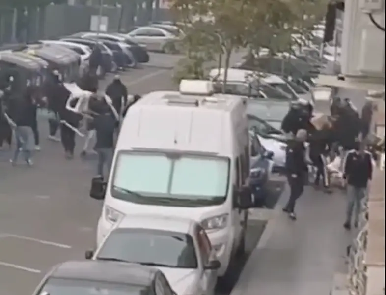 <p> Momento de captado de los da&ntilde;os provocados por los ultras del Recre. @Rafalcor </p>