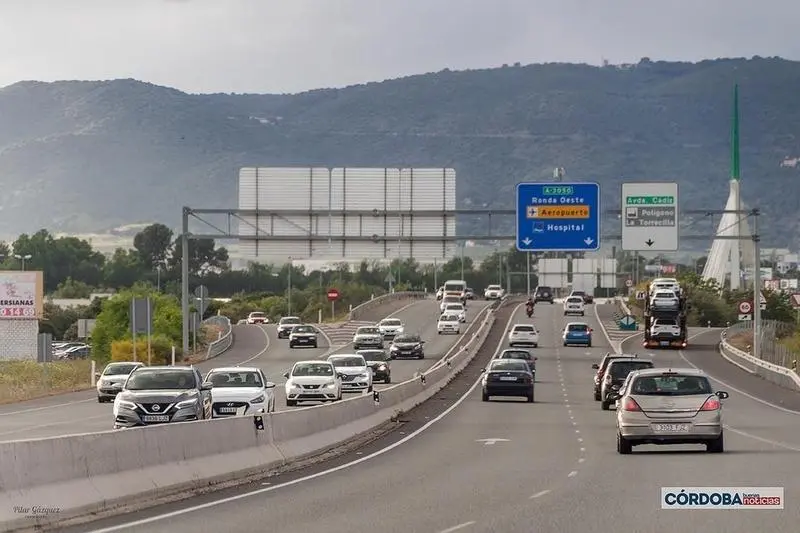 <p> Coches en la carretera a la salida de Córdona capital / Pilar Gázquez. </p>