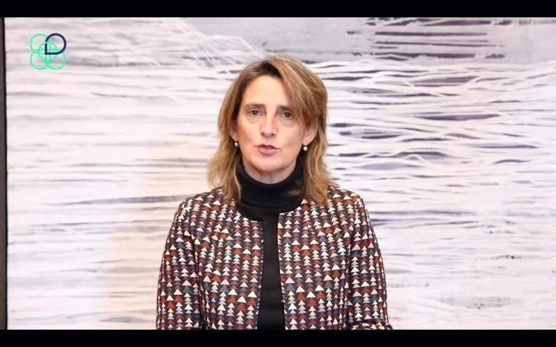 <p> La vicepresidenta tercera y ministra para la Transici&oacute;n Ecol&oacute;gica y Reto Demogr&aacute;fico, Teresa Ribera, da la bienvenida a los 100 ciudadnos que forman parte de la Asamblea Ciudadana por el Clima que comienza este fin de semana </p>