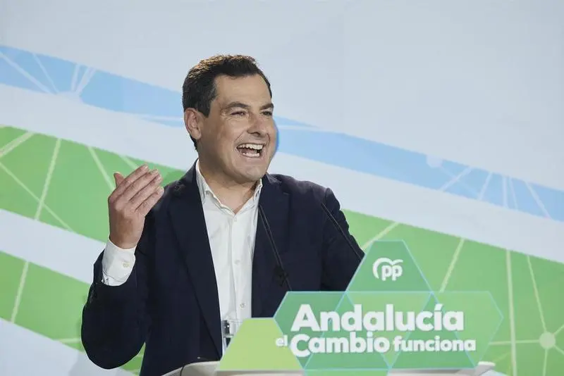 <p> El presidente de la Junta, Juanma Moreno, se dirige a los asistentes durante la Junta Directiva Auton&oacute;mica del Partido Popular de Andaluc&iacute;a, a 11 de diciembre de 2021 en Sevilla </p>