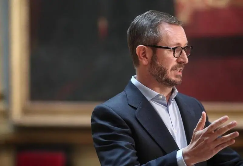 <p> El portavoz del PP en el Senado, Javier Maroto, ofrece una rueda de prensa en Madrid. // EP </p>