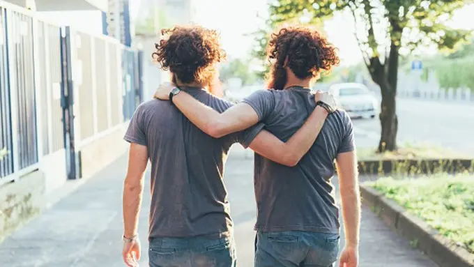 <p> Descubre a su hermano gemelo en una noche de discoteca sin darse cuenta hasta a&ntilde;os despu&eacute;s. Fuente: Twitter </p>