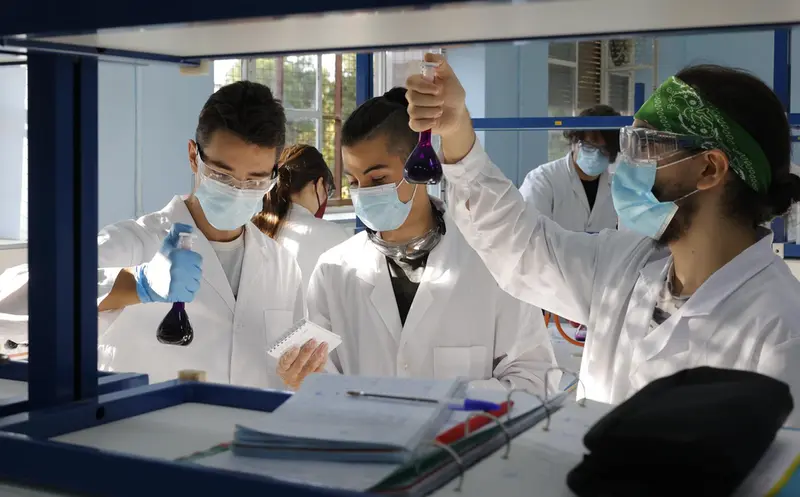 <p> Varios estudiantes del Centro P&uacute;blico Integrado de Formaci&oacute;n Profesional (CPIFP) 'Corona de Arag&oacute;n', en Zaragoza - Fabi&aacute;n Sim&oacute;n - Europa Press </p>