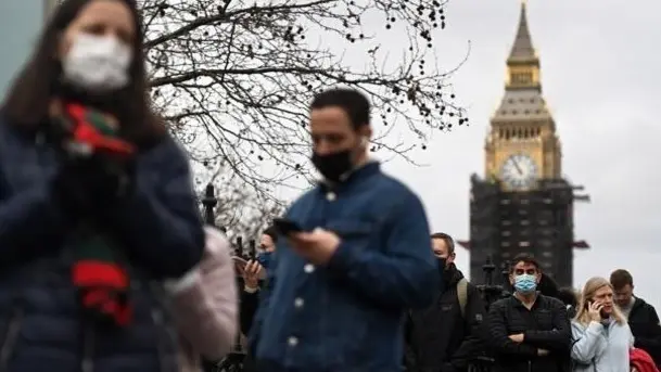 <p> La variante &oacute;micron ya se ha llevado a personas por delante en Europa. </p>