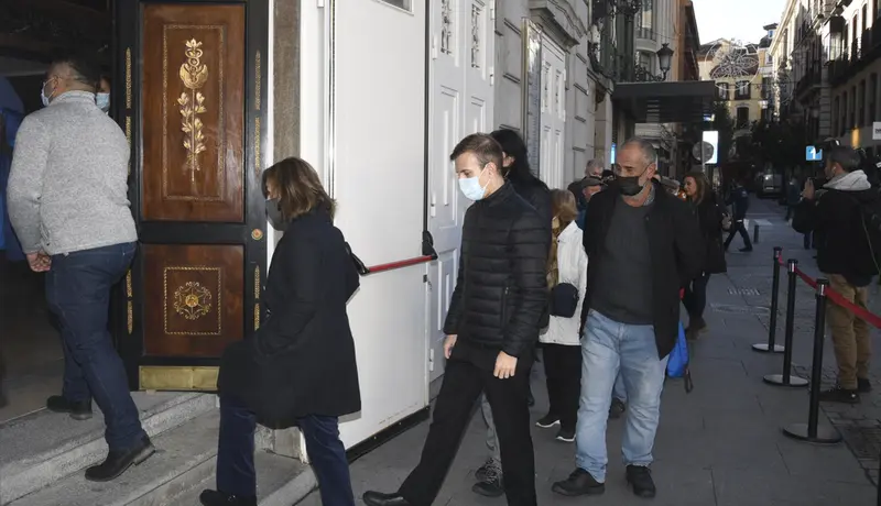 <p> Seguidores de Ver&oacute;nica Forqu&eacute; hacen cola para acceder al Teatro Espa&ntilde;ol, lugar en el que se ha instalado la capilla ardiente en memoria de la actriz, a 15 de diciembre de 2021, en Madrid (Espa&ntilde;a). - Jos&eacute; Oliva - Europa Press </p>