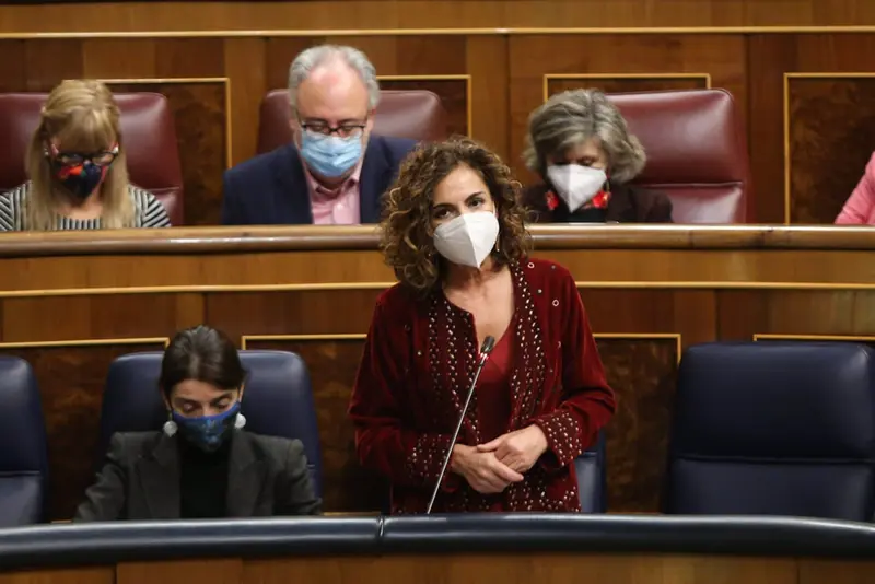 <p> La ministra de Hacienda, Mar&iacute;a Jes&uacute;s Montero, en la sesi&oacute;n de control al Gobierno </p>