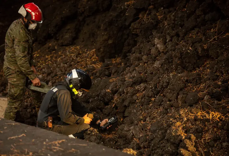 <p> Varios operarios observan la lava del volc&aacute;n de cumbre vieja desde la Monta&ntilde;a del municipio de La Laguna - Kike Rinc&oacute;n - Europa Press </p>