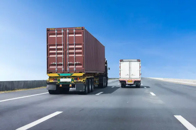 <p> Camiones en carretera </p>