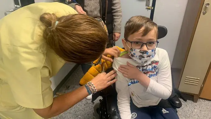 <p> Tiago anima a los dem&aacute;s ni&ntilde;os a recibir la vavuna como &eacute;l. Fuente: Twitter </p>