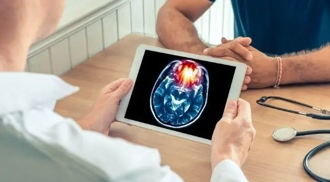 <p> M&eacute;dico en consulta. </p>