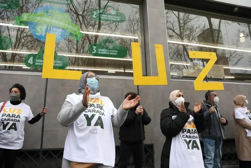 <p> Vecinos de los sectores V y VI de la Ca&ntilde;ada Real Galiana frente a la Asamblea de Madrid en febrero de 2021. - Marta Fern&aacute;ndez Jara - Europa Press </p>