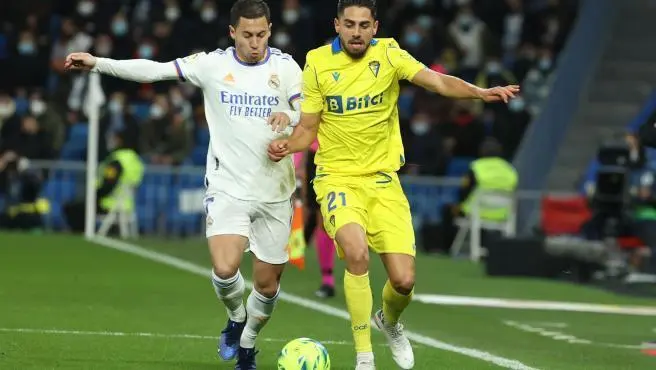<p> Hazard en una disputa con Rub&eacute;n Sobrino </p>
