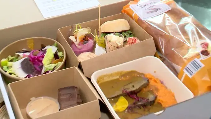 <p> Chefs y voluntarios llevan men&uacute;s a los m&aacute;s vulnerables durante las fiestas de Navidad. Fuente: Twitter </p>