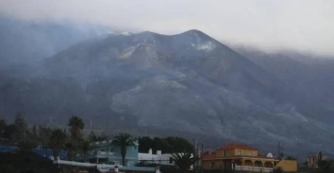 <p> El IGME lanza un recopilatorio diario visual del volc&aacute;n de La Palma desde que entr&oacute; en erupci&oacute;n. Fuente: Twitter </p>