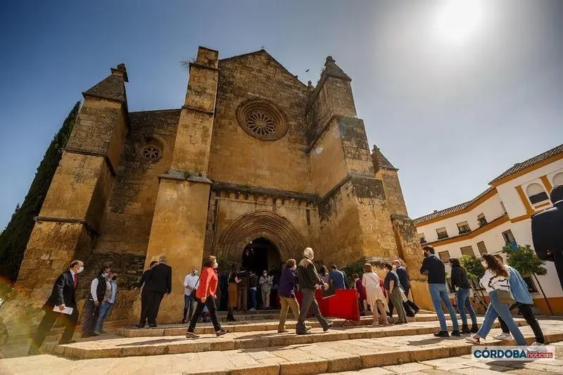 <p> Devotos hacen cola en la Iglesia de Santa Marina en Domingo de resurrecci&oacute;n. | Jos&eacute; Le&oacute;n. </p>
