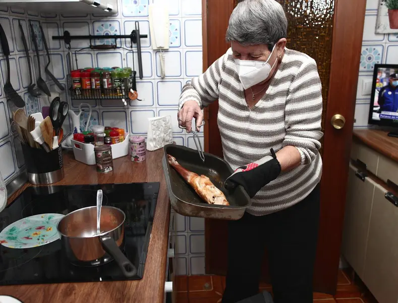 <p> Archivo - Una mujer viuda y de riesgo, Carmina prepara la cena de Navidad en la Nochebuena de la pandemia en M&oacute;stoles (Madrid), a 24 de diciembre de 2020. - Eduardo Parra - Europa Press - Archivo </p>