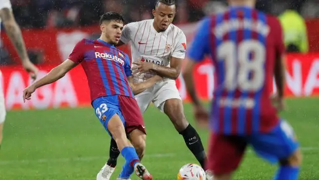 <p> Abde disputando un bal&oacute;n con Kound&eacute; </p>