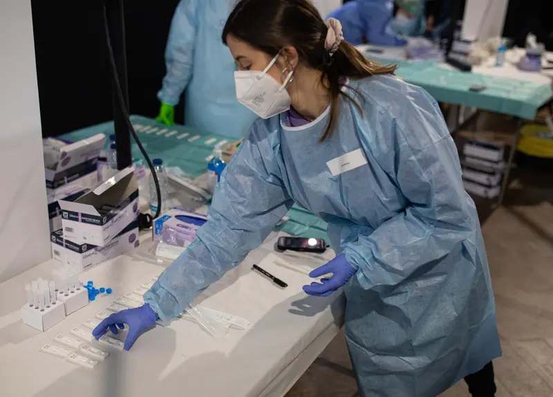 <p> Archivo - Una sanitaria prepara los test de ant&iacute;genos r&aacute;pido (TAR) en la sala Apolo, en Barcelona (Espa&ntilde;a), a 27 de marzo de 2021. - Pau Venteo - Europa Press - Archivo </p>