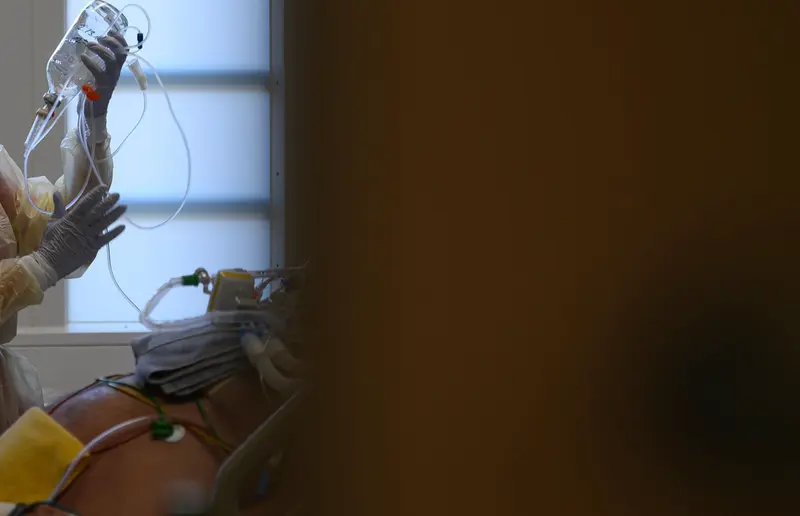 <p> Archivo - 03 November 2021, Saxony, Dresden: A medic looks after a patient suffering from coronavirus-related complications at the intensive care unit of the Dresden Municipal Hospital. - Robert Michael/dpa-Zentralbild/d - Archivo </p>